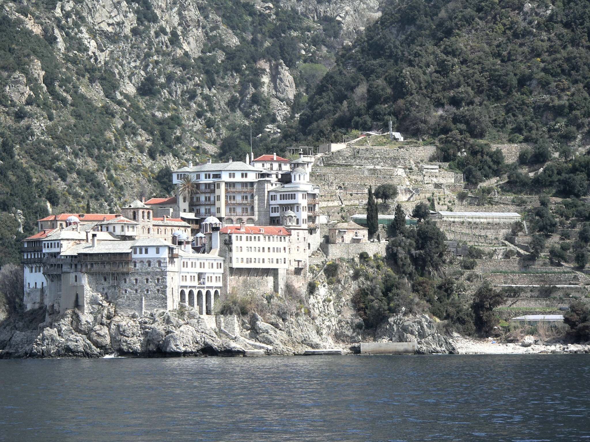 Πανοραμική άποψη της Ιεράς Μονής Οσίου Γρηγορίου από τη θάλασσα στο Άγιον Όρος